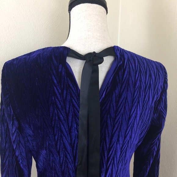 New  Maggy London  Dress. Blue Velvet. Sz. 4 - Picture 5 of 9